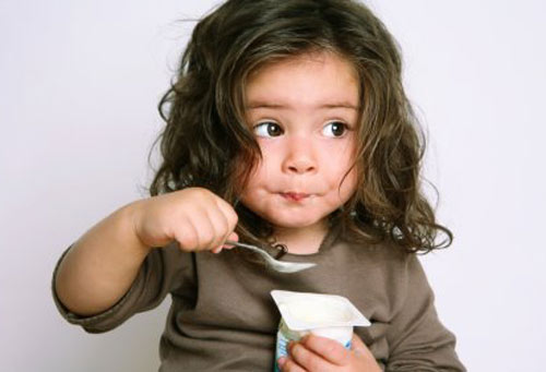 Jak naučit dítě jíst s lžící a vidličkou?