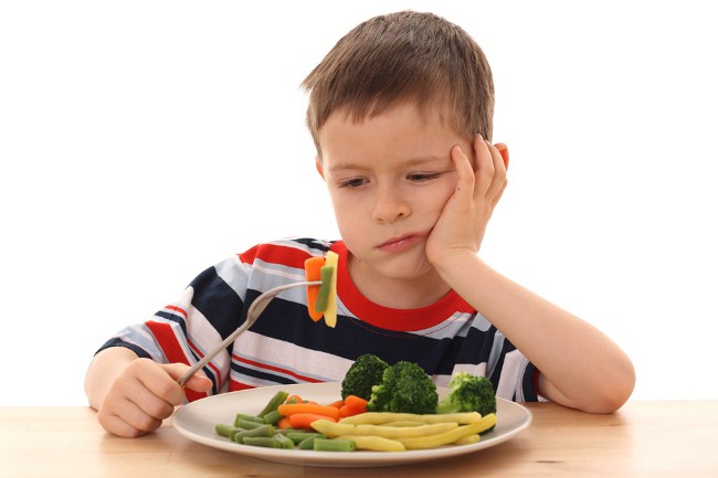 Dítě má špatnou chuť k jídlu: důsledky nuceného krmení