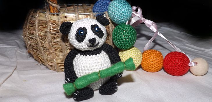 Pletená panda hračka s vlastními rukama