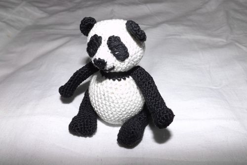 Pletená panda hračka s vlastními rukama