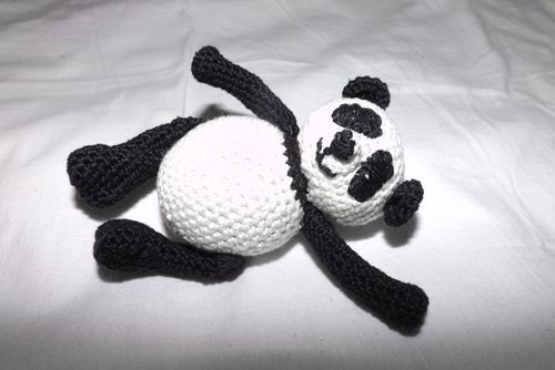 Pletená panda hračka s vlastními rukama