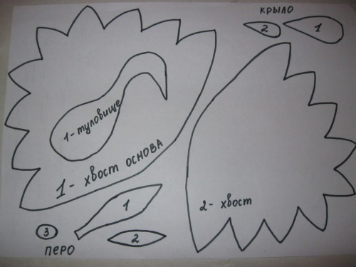 Báječný páv z barevného papíru