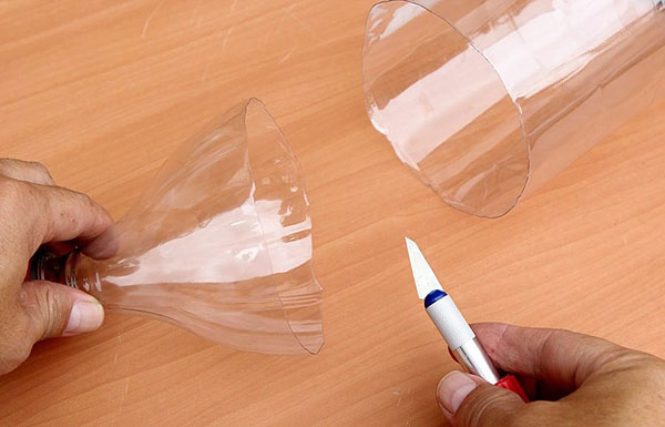 Nové řemesla z plastových lahví s vlastními rukama pro zahradu a sadu