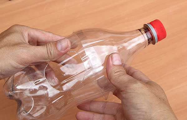 Nové řemesla z plastových lahví s vlastními rukama pro zahradu a sadu