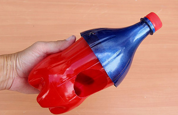 Nové řemesla z plastových lahví s vlastními rukama pro zahradu a sadu