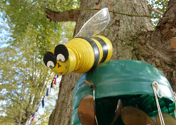 Nové řemesla z plastových lahví s vlastními rukama pro zahradu a sadu