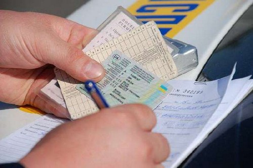 Jak se dozvíte o pokutách Státního inspektorátu bezpečnosti silničního provozu pro řidičský průkaz v Samaru