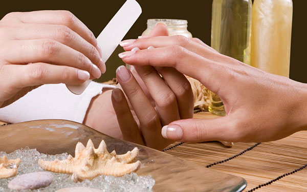 Ideální forma nehtů: tři tajemství od nyl-odborníků