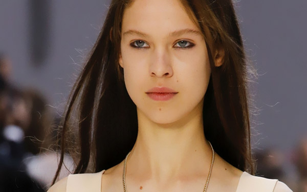 Laconické kontrastní ruce - hit-2017: make-up ve stylu Chloe