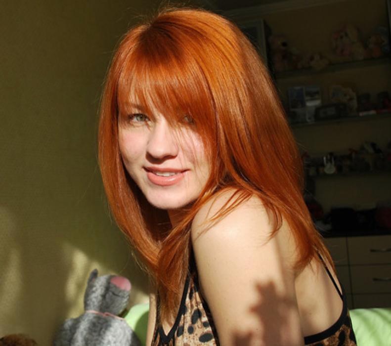 dívka se usmívá