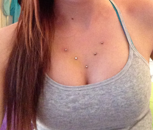Mikrodermální piercing: jak se mikrodermabry vyrábějí (foto)