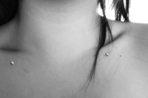 Mikrodermální piercing: jak se mikrodermabry vyrábějí (foto)