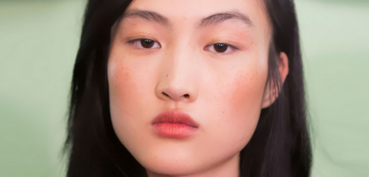 Čerstvý letní makeup od J.W. Anderson po dobu 10 minut: podrobná mistrovská třída