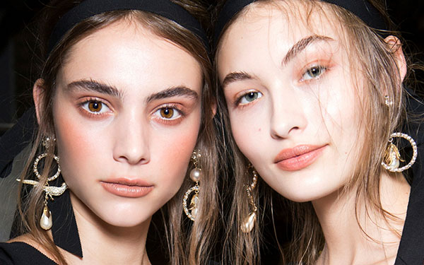 Čerstvý letní makeup od J.W. Anderson po dobu 10 minut: podrobná mistrovská třída