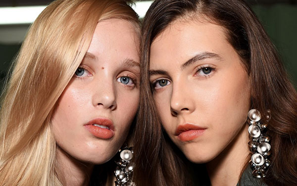 Čerstvý letní makeup od J.W. Anderson po dobu 10 minut: podrobná mistrovská třída