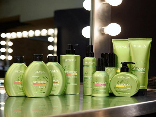 Vlnitá revoluce: nové položky pro kudrnaté prsteny Redken Curvaceous