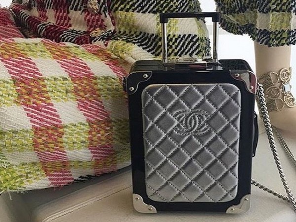 Na silnici se jedná o vozík Minaudiere z Chanel, který je spojen s kufříkem