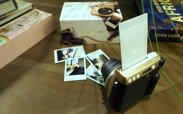 Módní kamera: Michael Kors X Fijifilm Instax Mini 70