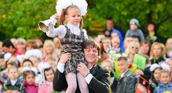 Rozloučení s prvními žáky 1. září od absolventů a rodičů