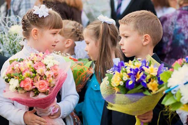 Rozloučení s prvními žáky 1. září od absolventů a rodičů