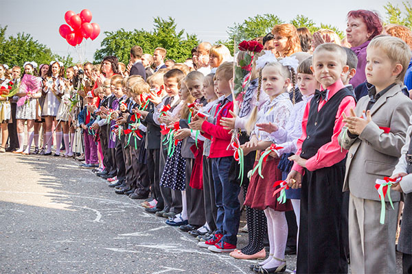 Rozloučení s prvními žáky 1. září od absolventů a rodičů