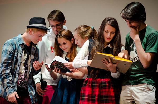 Věnování studentům: scénáře, soutěže, změny písní