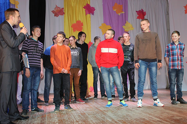 Věnování studentům: scénáře, soutěže, změny písní