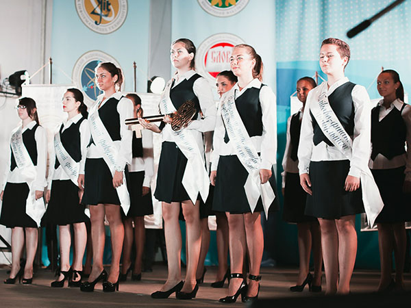 Věnování studentům: sváteční scénáře pro studenty prvního ročníku na vysoké škole, univerzitě, institutu - soutěže, náčrtky, přepracování písní pro zahájení studia
