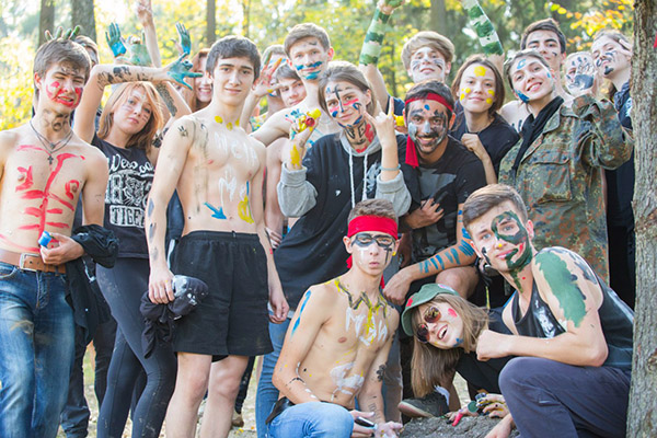 Věnování studentům: scénáře, soutěže, změny písní