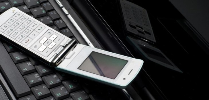 telefon na notebooku