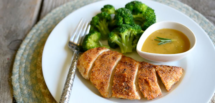 Rychlý recept: kuřecí filet v mandlové pečivo s hořčicí medovou omáčkou