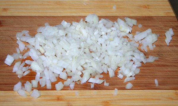 nakrájenou cibuli