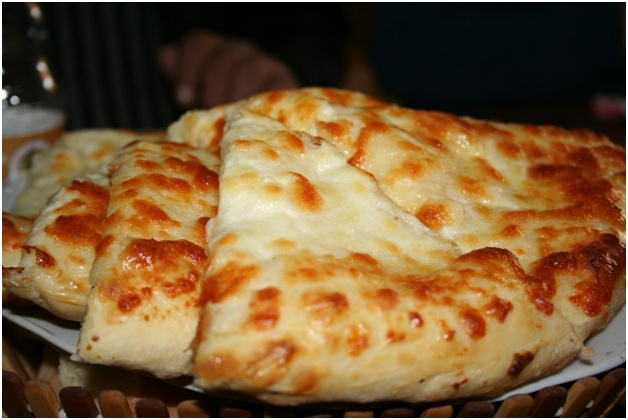 khachapuri se sýrem