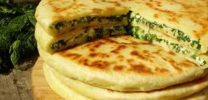 Můžete udělat khachapuri na kefír nebo zakysanou smetanu. Jako plnka používejte vejce nebo maso. Současně, čím více se odkloníte od klasického receptu, tím obtížnější bude nazvat vaše kuchařské dílo opravdovým khachapuri. 