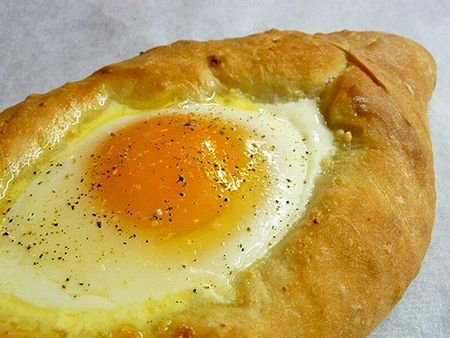 Můžete udělat khachapuri na kefír nebo zakysanou smetanu. Jako plnka používejte vejce nebo maso. Současně, čím více se odkloníte od klasického receptu, tím obtížnější bude nazvat vaše kuchařské dílo opravdovým khachapuri. 