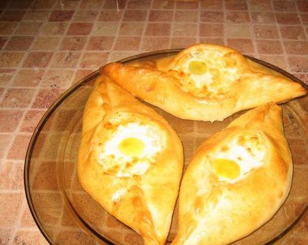 Můžete udělat khachapuri na kefír nebo zakysanou smetanu. Jako plnka používejte vejce nebo maso. Současně, čím více se odkloníte od klasického receptu, tím obtížnější bude nazvat vaše kuchařské dílo opravdovým khachapuri. 
