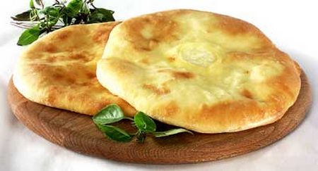 Můžete udělat khachapuri na kefír nebo zakysanou smetanu. Jako plnka používejte vejce nebo maso. Současně, čím více se odkloníte od klasického receptu, tím obtížnější bude nazvat vaše kuchařské dílo opravdovým khachapuri. 