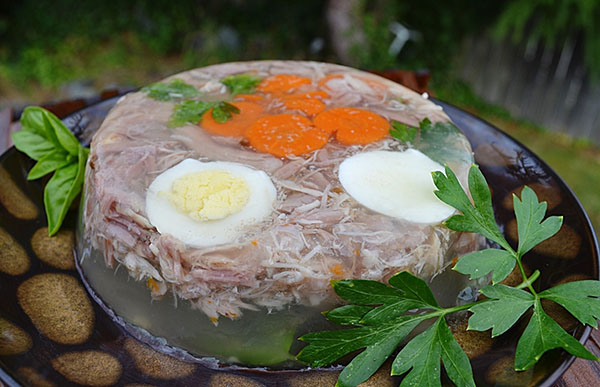 Recepty z chladu s fotkami pořízenými krok za krokem - z vepřového, stopkového, hovězího, kuřecího stehna, s želatinou