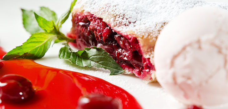 Recept na šťavnatou a jemnou třešňovou strudu se skořicí