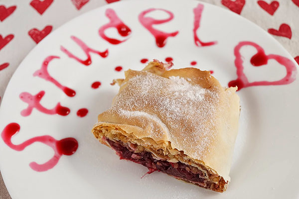 Recept na šťavnatou a jemnou třešňovou strudu se skořicí