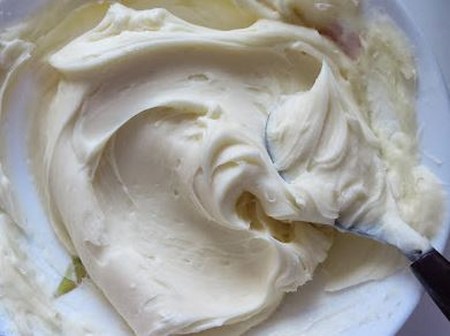Jak si vyrobit krém pro cappeycakes: recept na máslo, čokoládu a bílkovinový krém