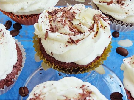 Jak si vyrobit krém pro cappeycakes: recept na máslo, čokoládu a bílkovinový krém