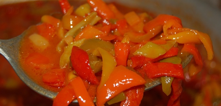 Jak uvařit lecho pepře a rajčat na zimu - jednoduchý recept
