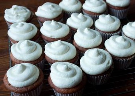Jak udělat krém pro capkake: pudink, sýr a smetanu z kondenzovaného mléka, recept s fotografií