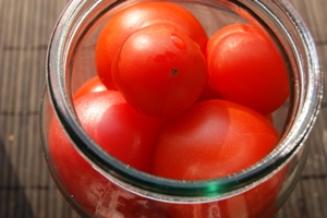 Jednoduchý recept na rajčata ve vlastní šťávě