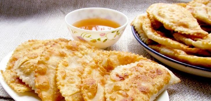 Kavkazské koláče s masem - chebureks Kavkazské koláče s masem - chebureks
