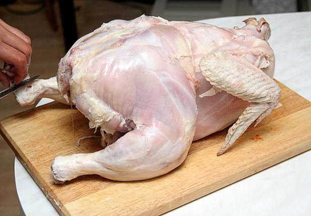 nakrájejte kuře kuře na tabuli