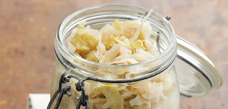 Klasický recept na kysané zelí se solankou a bez solanky: rychlý nebo konvenční způsob