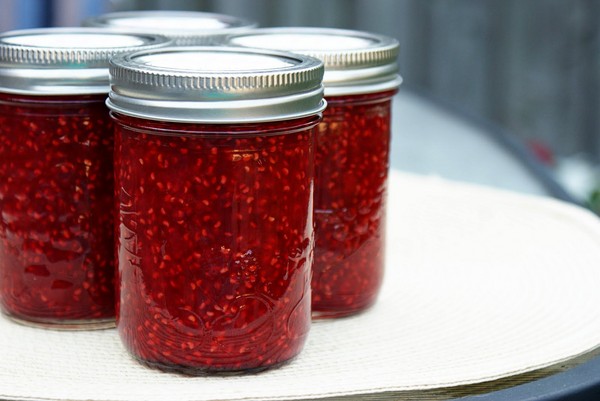 Maliny s cukrem na zimu bez vaření, Pyatiminutka, v mrazáku. Recept na čerstvé maliny, nastrouhaný cukrem