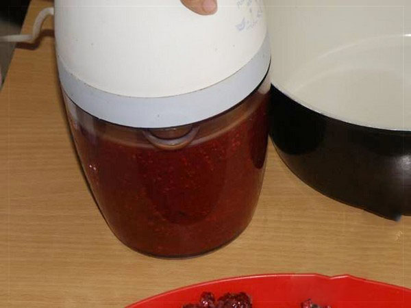 Maliny s cukrem na zimu bez vaření, Pyatiminutka, v mrazáku. Recept na čerstvé maliny, nastrouhaný cukrem